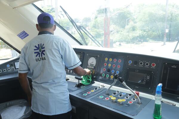 Cleaning the driver cab console