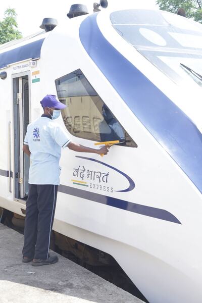 Cleaning the cab window, Vande Bharat Express