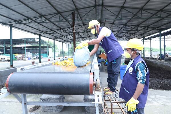 Loading flower waste onto the belt